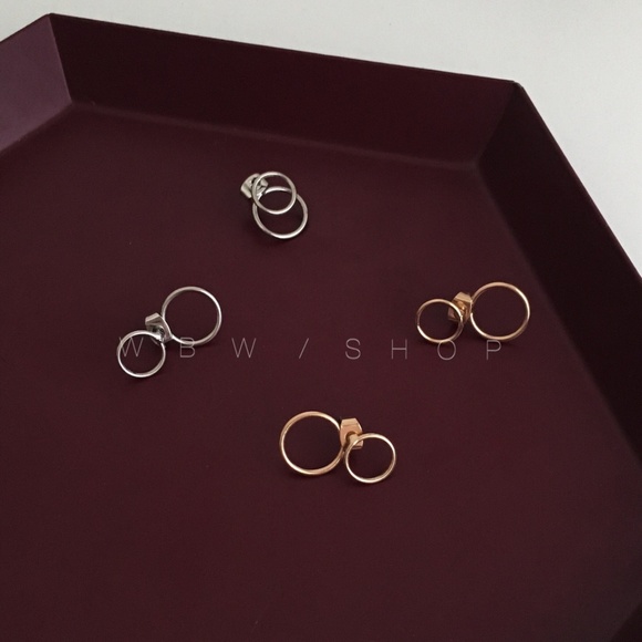 Minimalist Double Circle Stud Earrings - Picture 5 of 7